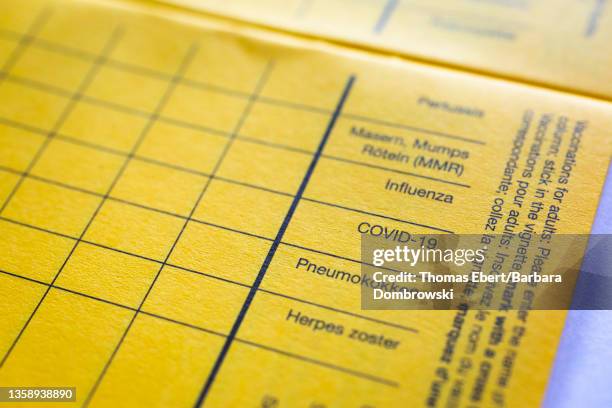 international certificate of vaccination or prophylaxis - impfpass foto e immagini stock