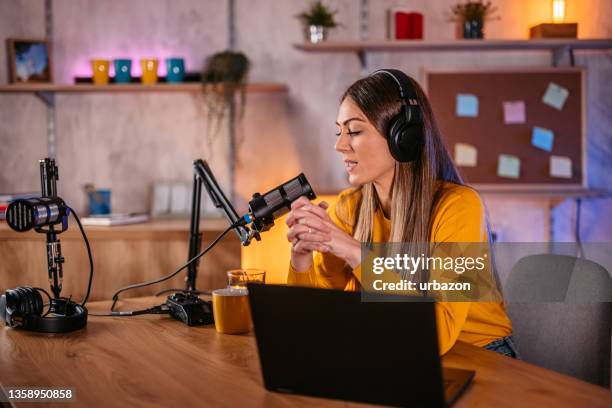 mujer trabajando en la grabación de un podcast - microphone desk fotografías e imágenes de stock