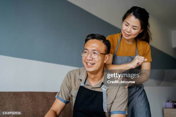 自宅で彼女の夫をマッサージアジアの女性 - girlfriend massage ストックフォトと画像