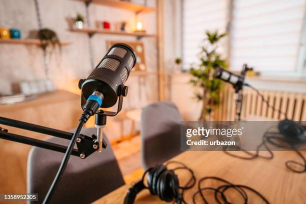 studiomikrofone für podcast-aufnahmen eingerichtet - television show stock-fotos und bilder