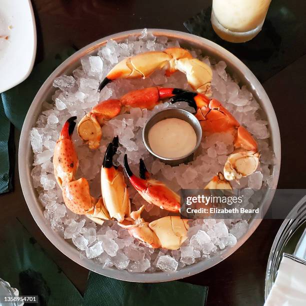stone crab claws on ice at florida restaurant - fort lauderdale florida ストックフォトと画像