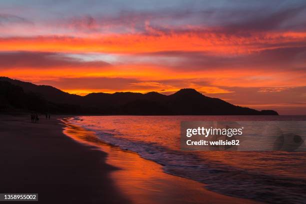 the sun goes down on guanacaste - península de nicoya fotografías e imágenes de stock