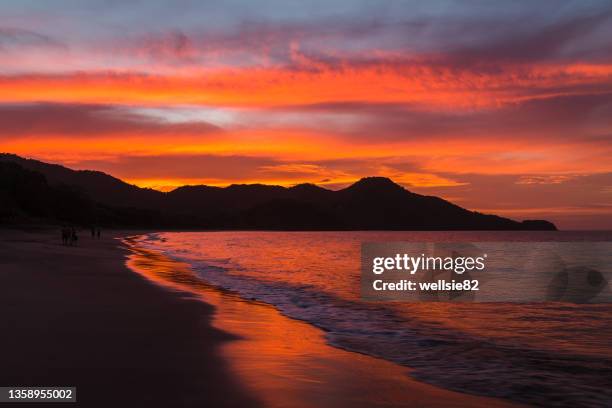 the sun goes down on guanacaste - 尼科亞半島 個照片及圖片檔