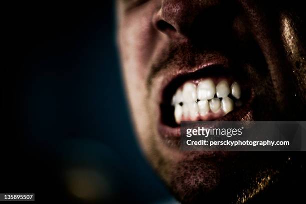 man clenching teeth - serrare i denti foto e immagini stock