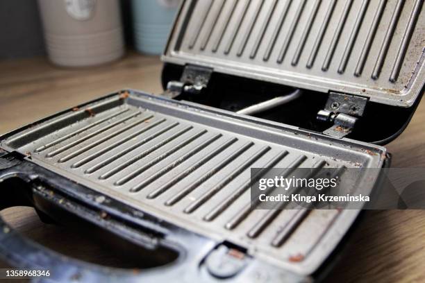 electric grill - tosti stockfoto's en -beelden
