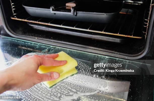 cleaning the oven - backofen stock-fotos und bilder