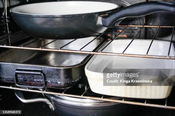 frying pans in the oven - forma de bolo imagens e fotografias de stock