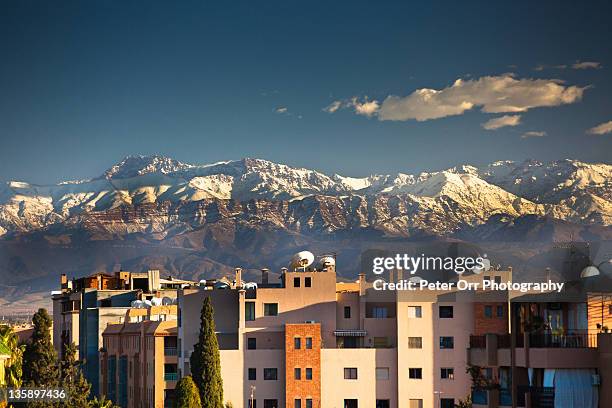 moroccan skyline - atlasgebirge stock-fotos und bilder