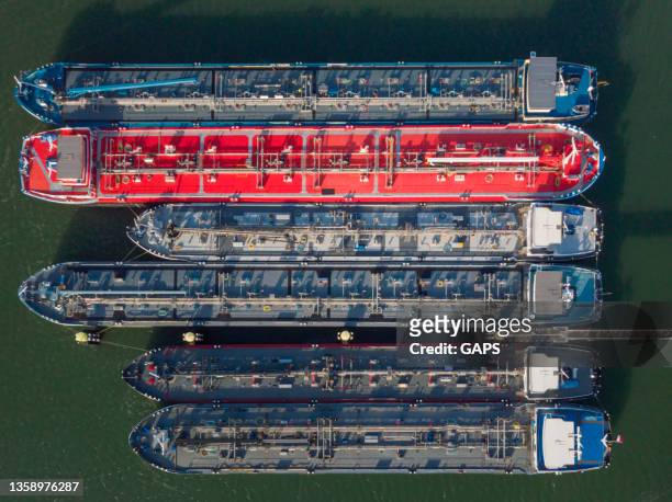 vista aérea de un grupo de barcazas que transportan petróleo y gas en los principales ríos - barge fotografías e imágenes de stock