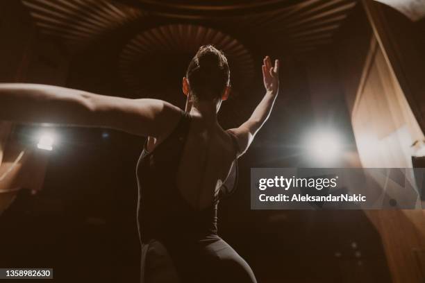ballerina on stage - backstage 個照片及圖片檔
