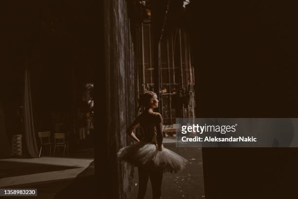 backstage moments - ballet dancing 個照片及圖片檔