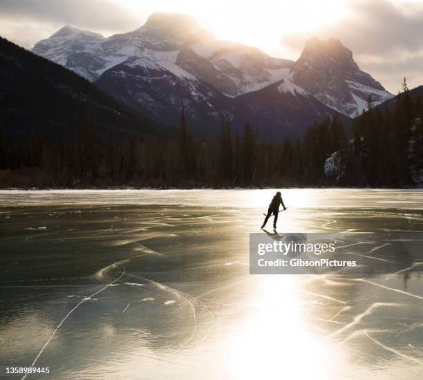 winter ice skating woman - female ice hockey player stock pictures, royalty-free photos & images