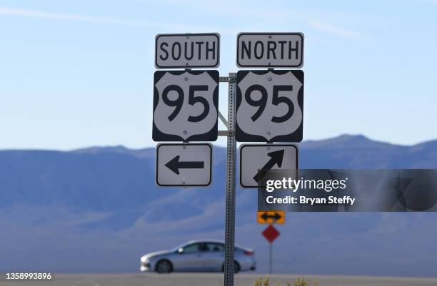 u.s. highway 95 junction signs - southern nevada stock pictures, royalty-free photos & images