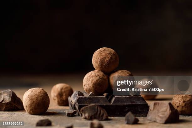 chocolate truffles,close-up of chocolate cookies on table - chocolate truffle bildbanksfoton och bilder