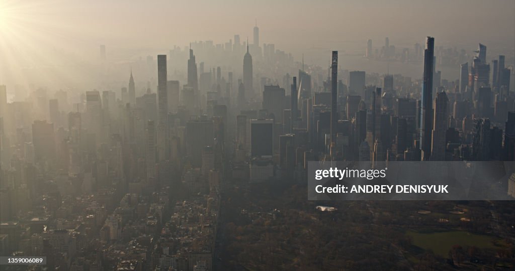 Morning Manhattan. Smog. Empire State Building. WTC.