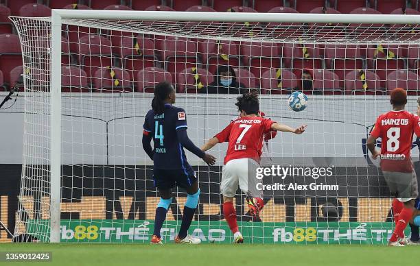 Lee Jae-sung of Mainz 05 scores his teams first goal during the Bundesliga match between 1. FSV Mainz 05 and Hertha BSC at MEWA Arena on December 14,...