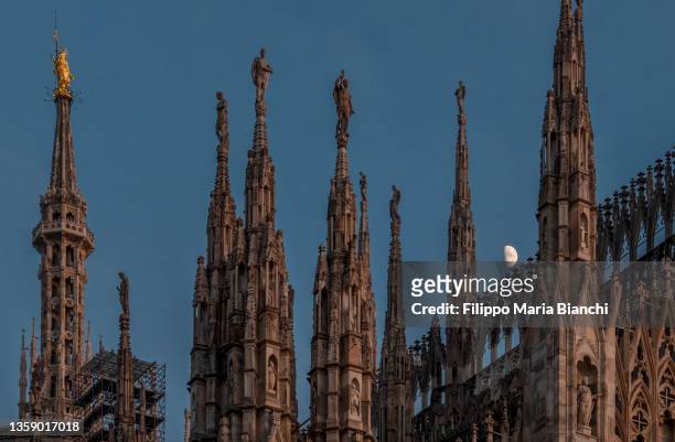 la madonnina e la luna - cathedral stock pictures, royalty-free photos & images