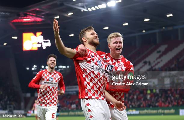 Silvan Widmer of Mainz 05 celebrates after scoring his teams third goal during the Bundesliga match between 1. FSV Mainz 05 and Hertha BSC at MEWA...