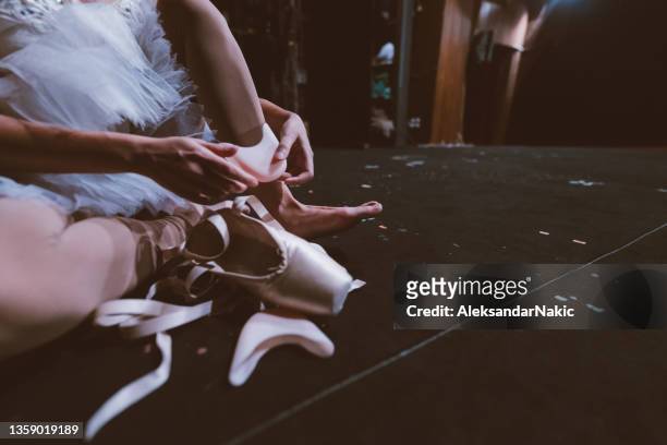 ballett hinter den kulissen - ballerina feet stock-fotos und bilder