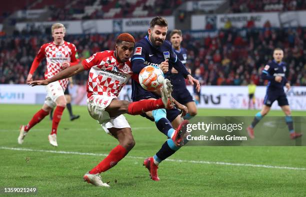 Leandro Barreiro of Mainz 05 competes for the ball against Marvin Plattenhardt of Hertha Berlin during the Bundesliga match between 1. FSV Mainz 05...