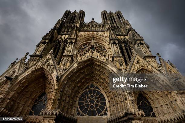 reims cathedral with dark sky. - marne 個照片及圖片檔