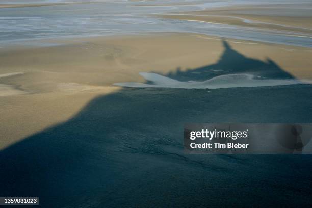 shadow of le mont-saint-michel in the tidal sand. - los alfaques location fotografías e imágenes de stock