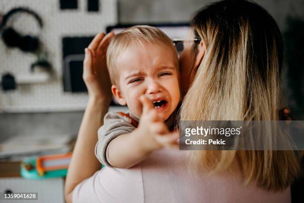 bebé llorando - toddler fotografías e imágenes de stock