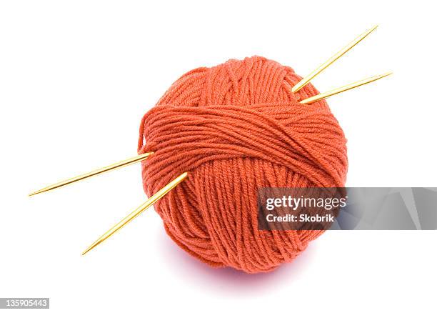red ball of wool and knitting needles - wollknäuel stock-fotos und bilder