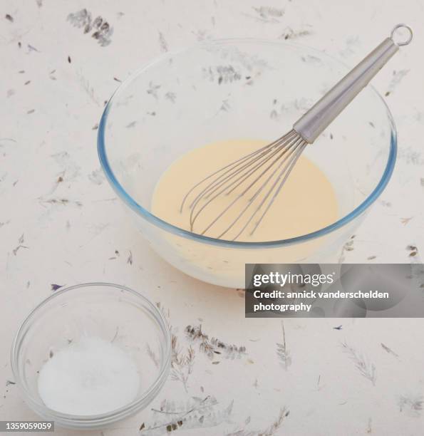 crème anglaise preparation - batidor fotografías e imágenes de stock