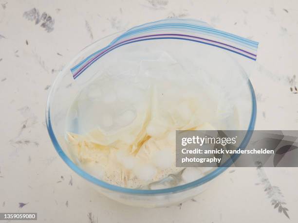 sous vide vanilla crème anglaise preparation - crème anglaise stock-fotos und bilder