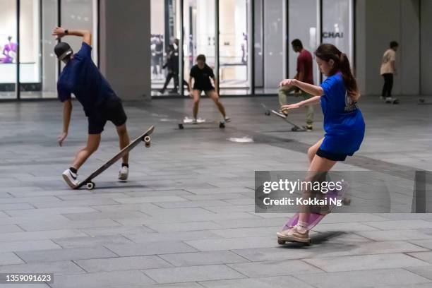 skateboarders outside marina bay sands, singapore - giant night of comedy imagens e fotografias de stock