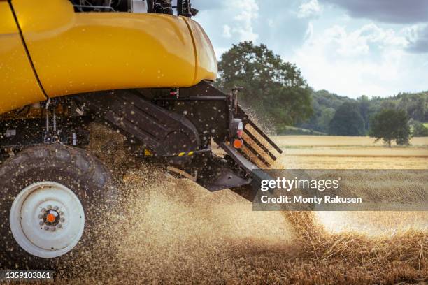 close-up of combine harvester in field - combine harvester stockfoto's en -beelden