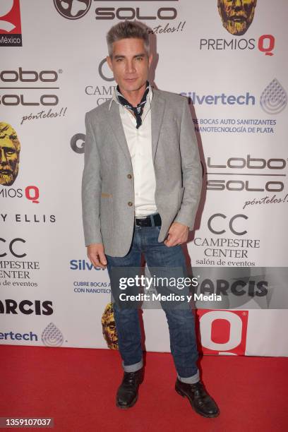 Víctor González poses for photos on the red carpet during the Q Awards by Q magazine at Teatro Centenario Coyoacan on December 14, 2021 in Mexico...