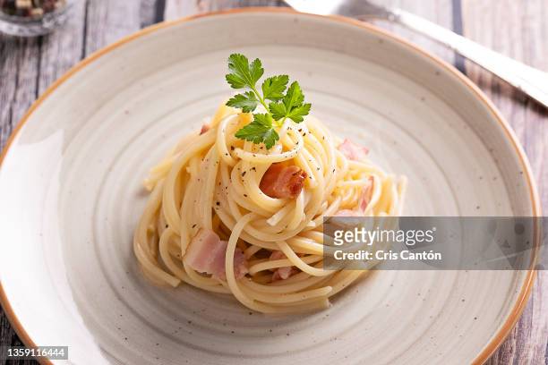 spaghetti carbonara - carbonara stock pictures, royalty-free photos & images