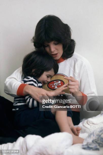 La chanteuse Dani avec son fils Julien chez elle à Paris en 1972, France