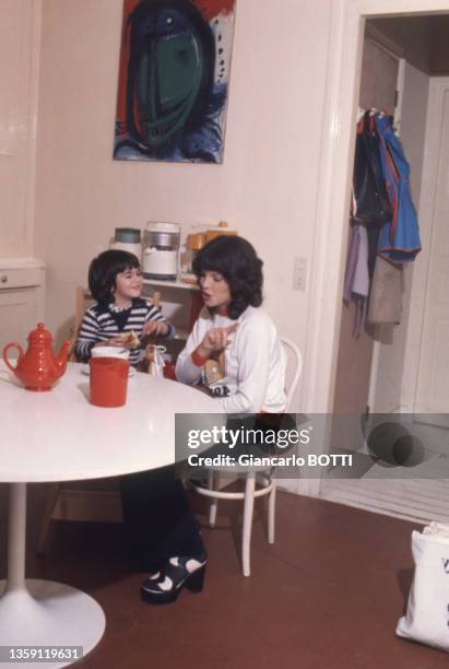 La chanteuse Dani avec son fils Julien chez elle à Paris en 1972, France