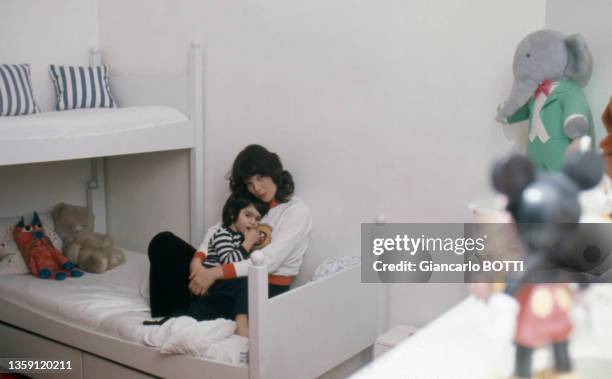 La chanteuse Dani avec son fils Julien chez elle à Paris en 1972, France