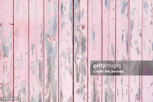 full frame shot of pink painted old wooden wall - legno rosa foto e immagini stock