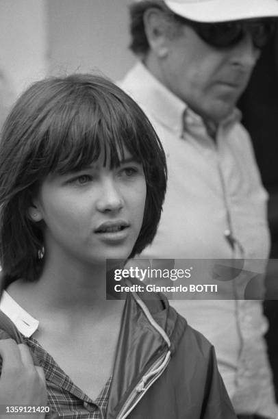 Sophie Marceau et le réalisateur Claude Pinoteau lors du tournage du film 'La Boum' à Paris en aout 1980