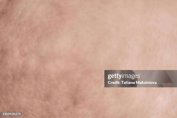 defocused beige abstract background, blurred bokeh. - beigen hintergrund stock-fotos und bilder