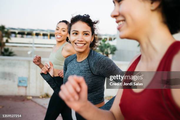 three woman workingout - sport treiben stock-fotos und bilder