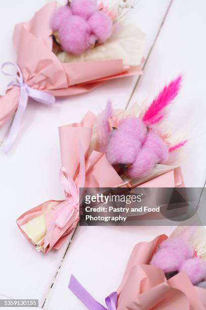 pink dried flowers bouquet - oat ear stockfoto's en -beelden