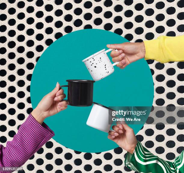 friends toasting with coffee mugs - mok stockfoto's en -beelden