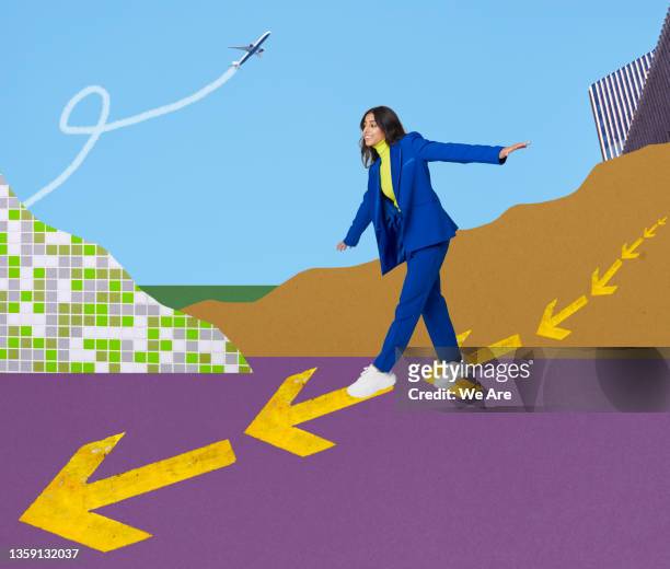 smartly dressed business woman walking along a pathway of arrows - quitting a job stockfoto's en -beelden