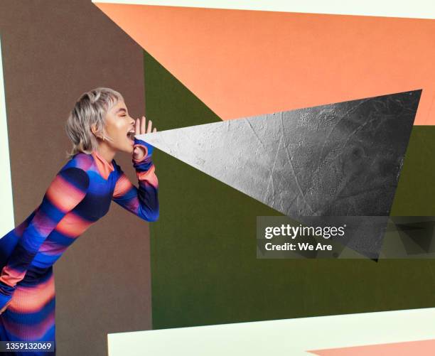 fashionable woman shouting with graphic speech bubble - multi colored dress - fotografias e filmes do acervo