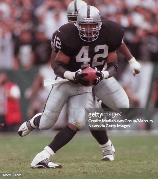 Eric Turner recovered a fumble and returned it 65 yards for a TD that gave the Raiders the lead for good. [971020 SP 8D 1] Fumble recovery-Eric...