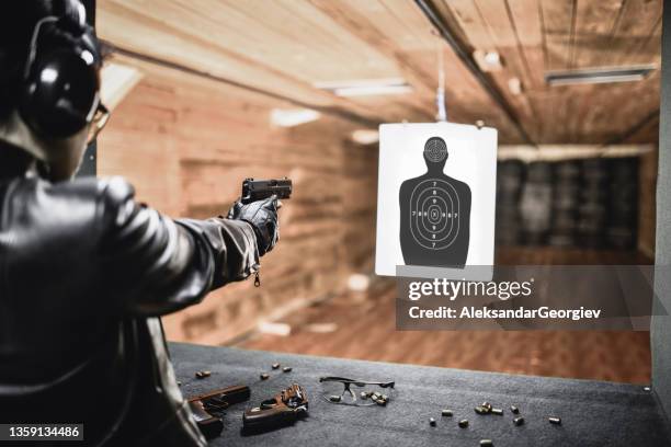 pratique de tir rapide sur cible rapprochée par un homme moderne avec un pistolet à portée - cible militaire photos et images de collection