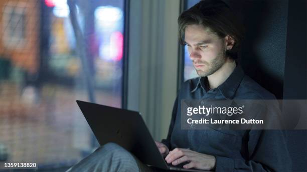 laptop city window hot desk - hot desking stock pictures, royalty-free photos & images