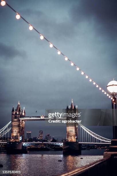 río támesis y tower bridge iluminados por la noche - hms belfast fotografías e imágenes de stock