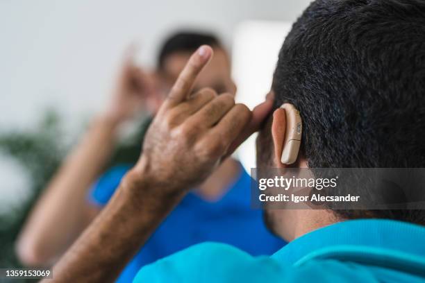 a deaf man with his back turned - sign 個照片及圖片檔